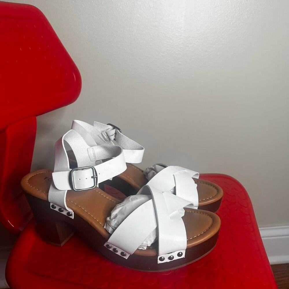 New torridwomans wedge strap sandals